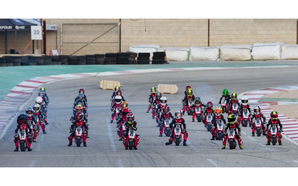 Las jóvenes promesas de Minimoto 4,2 continúan batiendo todos los récords